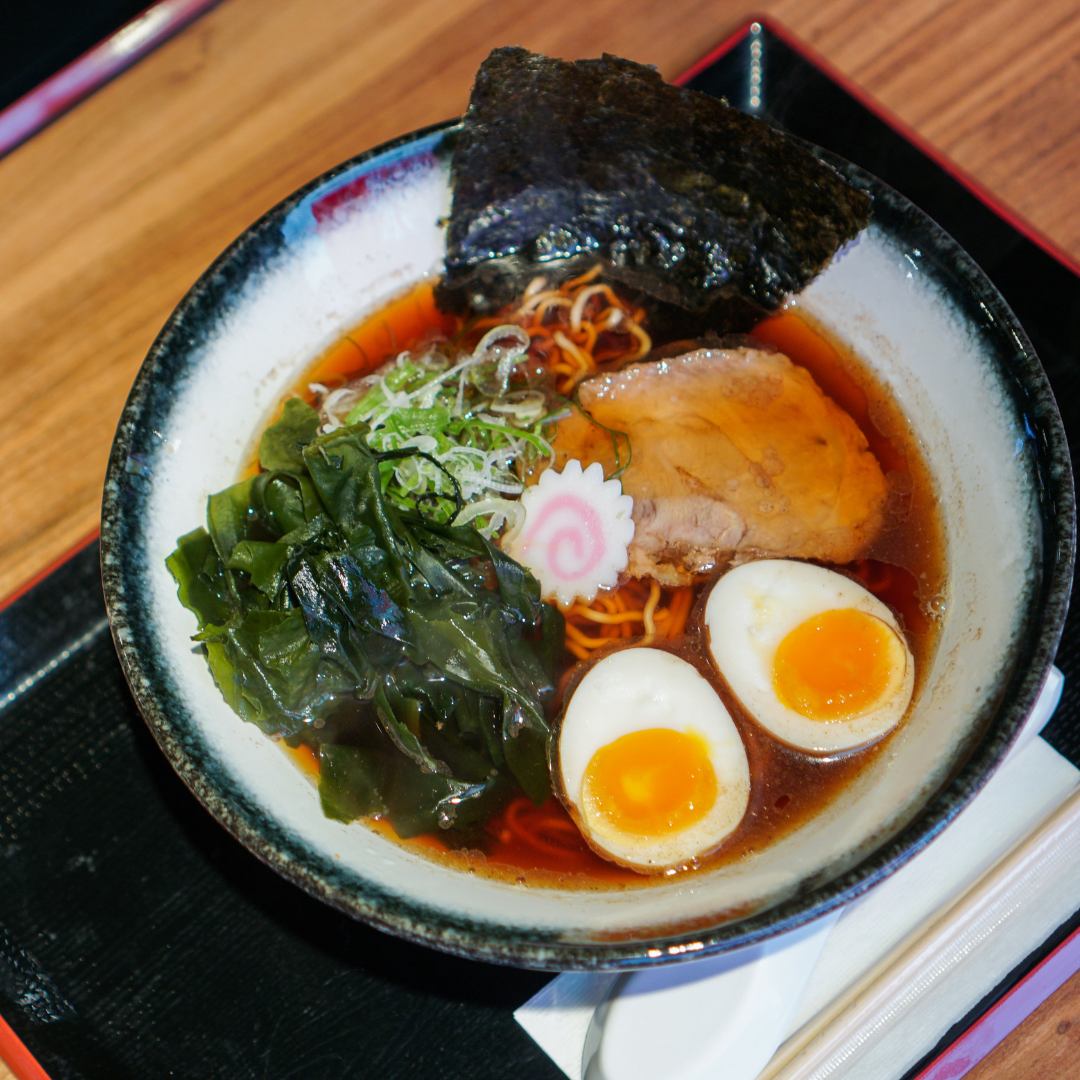Shoyu Ramen mit Ei, Naruto, Wakame, Frühlingszwiebeln, Nori und Chashu.