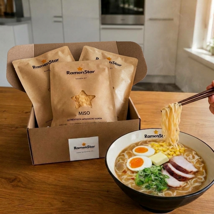 Ein offenes RamenStar Miso Ramen Essenspaket für drei Portionen mit Nudeln, Brühe und Stäbchen, präsentiert neben einer dampfenden Schüssel fertig zubereiteter Miso Ramen mit Ei, Huhn, Lauch und Chili-Fäden, von der Nudeln hochgehoben werden.