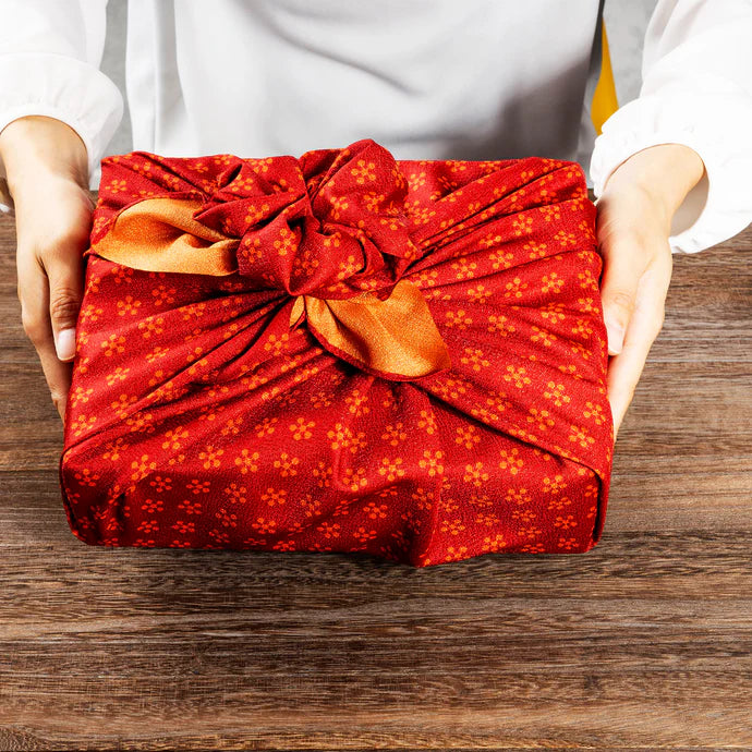 Ein Ramenstar Kit als Geschenk, das sehr hübsch verpackt ist mit einem hochwertigen japanischen Furoshiki Tuch, welches zweiseitig verwendbar ist.