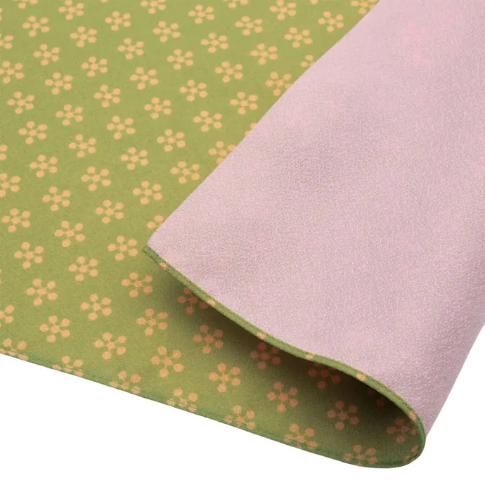 furoshiki tuch aus japan zum dekorativen verpacken von geschenken, zweiseitig verwendbar in fen farben gruen mit blumenmuster und pink, 70x70cm.