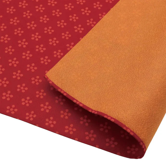 furoshiki tuch aus japan zum dekorativen verpacken von geschenken, zweiseitig verwendbar in fen farben rot mit blumenmuster und orange, 70x70cm.