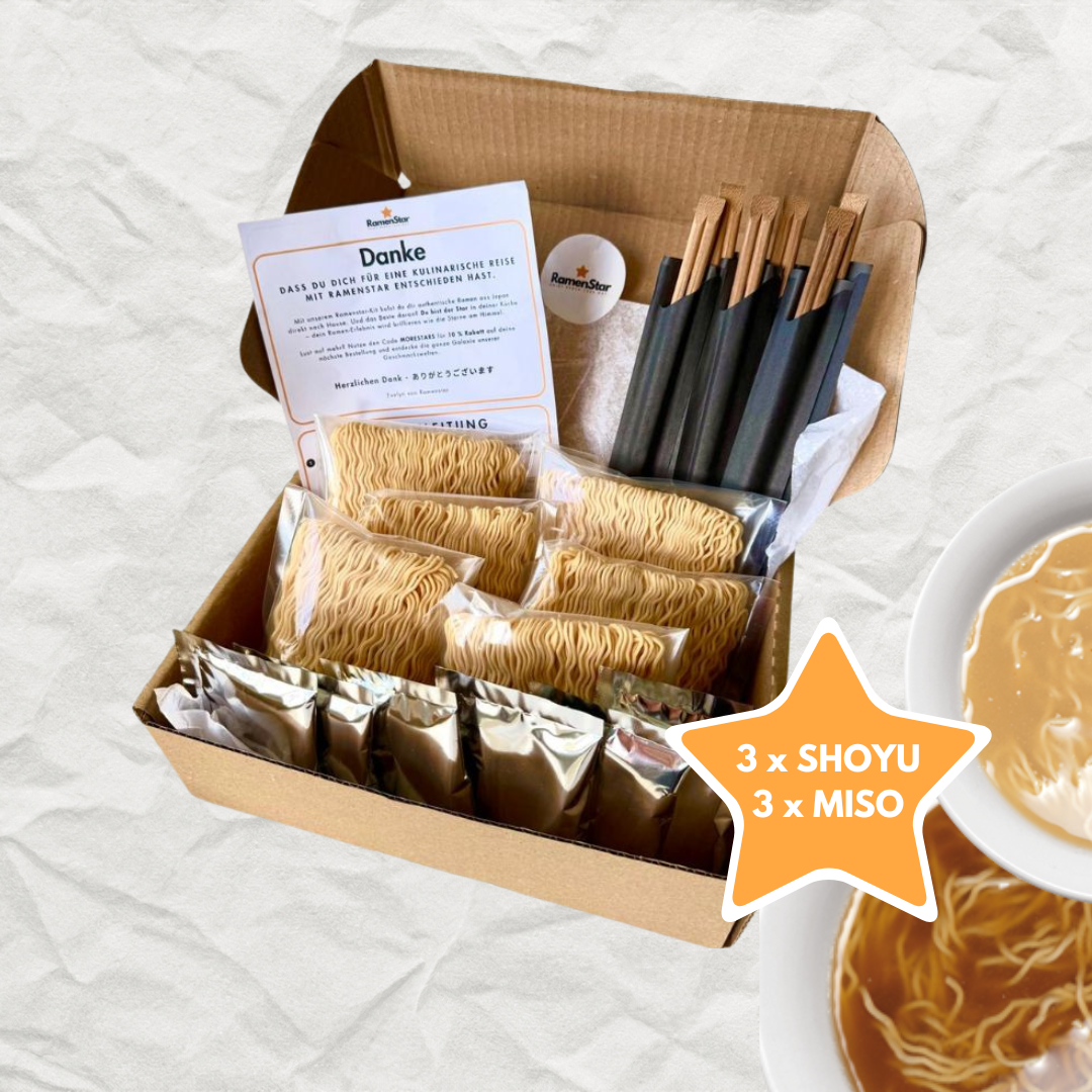 Geoeffnete Kartonbox mit 6 einzeln verpackten weichen Ramennudeln und Ramensuppen dazu 6 Paar Holzstäbchen. Davon sind 3 mit Shoyu Geschmack und 3 mit Miso Geschmack mit Anleitung zum selber zu Hause kochen. 