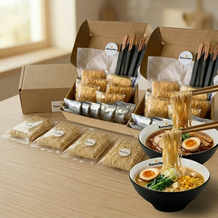 Detailliertes Bild von RamenStar Kochsets mit zwei offenen Kartons voller verpackter Ramen-Nudeln und Beilagen. Daneben stehen zwei appetitlich angerichtete Schüsseln fertiger Ramen, wobei Nudeln mit Essstäbchen aus den Schalen gehoben werden – perfekt für Lieferservice und Zuhause.