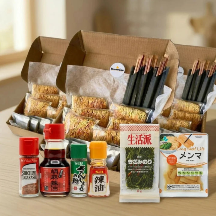 Mehrere offene RamenStar Kochboxen präsentieren japanische Ramen-Nudeln und Essstäbchen. Davor sind authentische Gewürze wie Shichimi Togarashi, Sansho, Chili- und Sesamöl, getrockneter Nori und eingelegte Menma-Bambussprossen für ein komplettes Ramen-Erlebnis arrangiert.