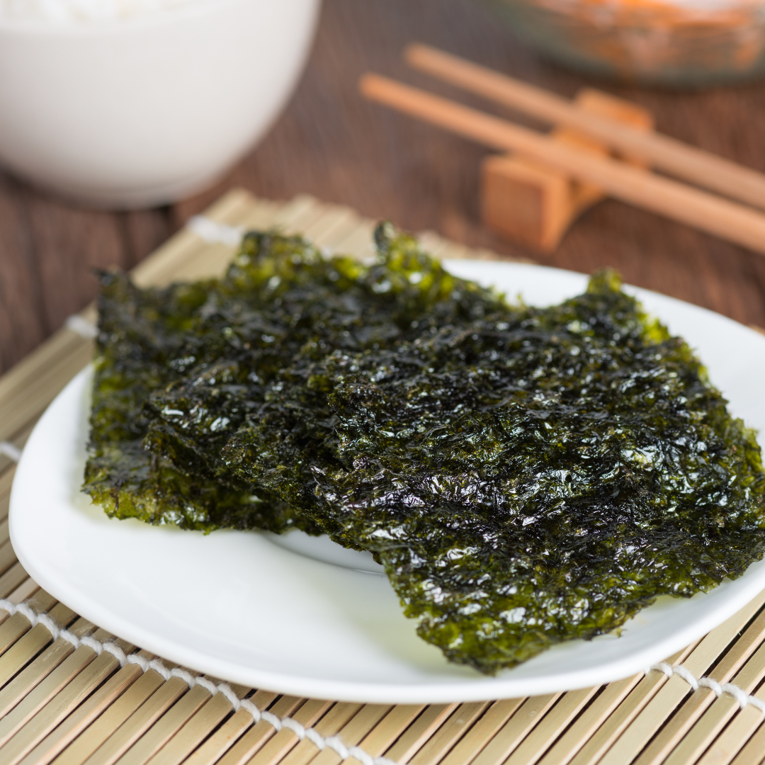 Geröstetes Nori Algenblatt als klassisches Topping für japanische Ramen Suppe von Ramenstar