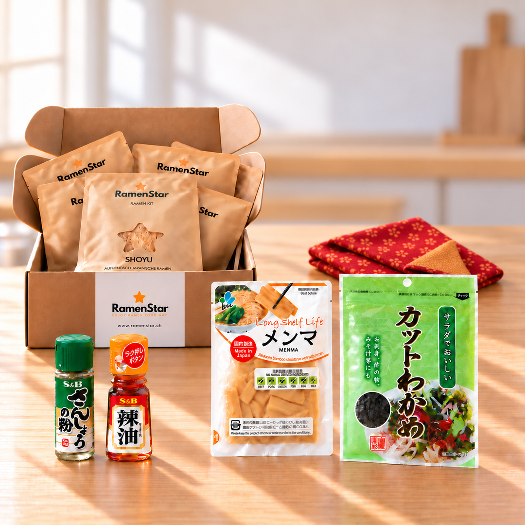 Japan Geschenkbox mit offener RamenStar 6er-Box, zweiter Box im roten Furoshiki sowie Menma, Wakame, Sansho und La-Yu