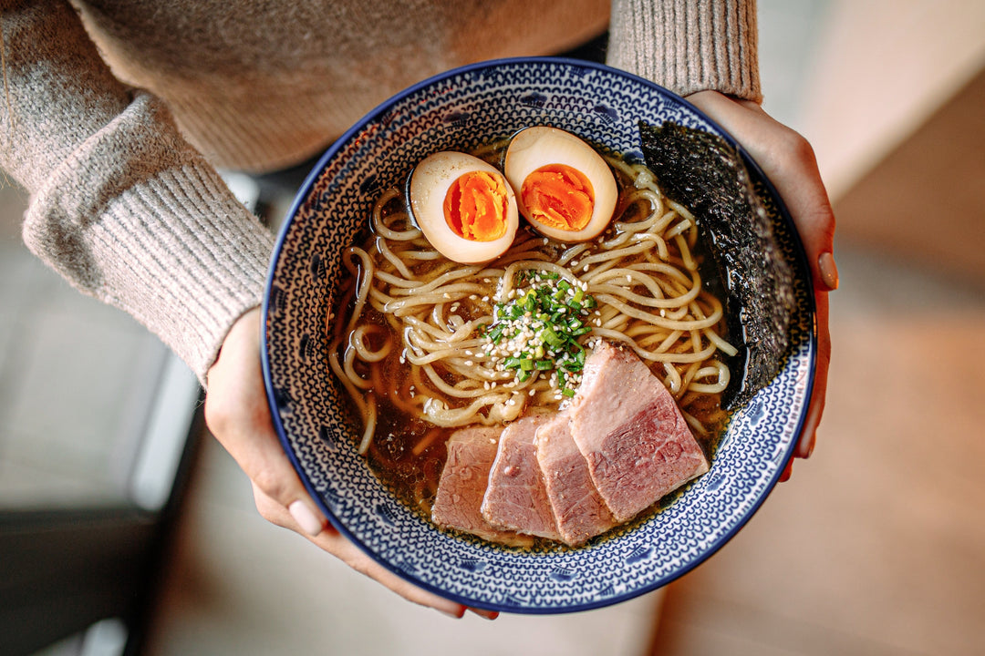 RamenStar Ramen-Kit mit Händen, zeigt die Zubereitung eines Probier-Sets mit 6 Portionen, authentischer japanischer Ramen.