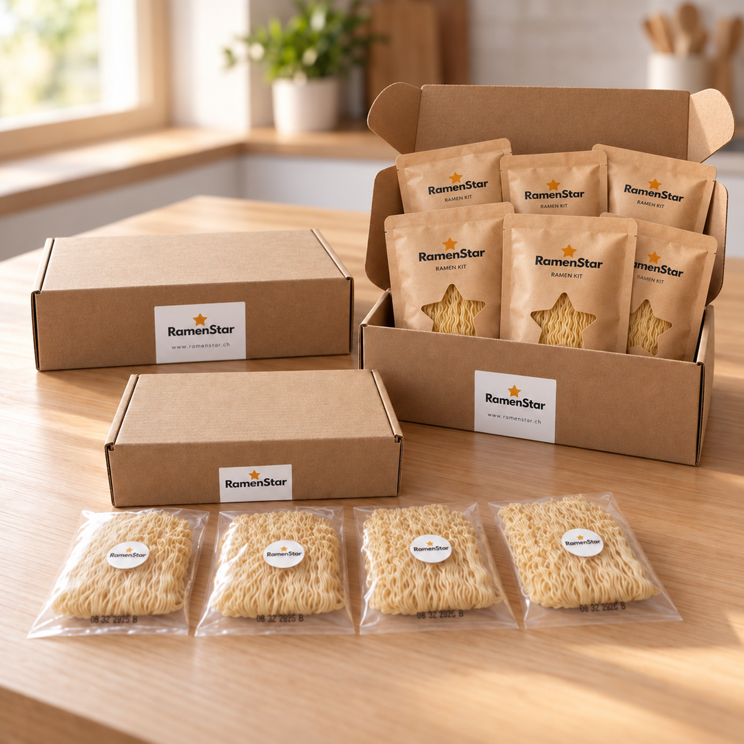 Zwei RamenStar 6er-Boxen, eine geöffnet mit Ramen-Kits und eine geschlossen, sowie eine kleinere Box mit vier einzeln verpackten Nudelportionen.
