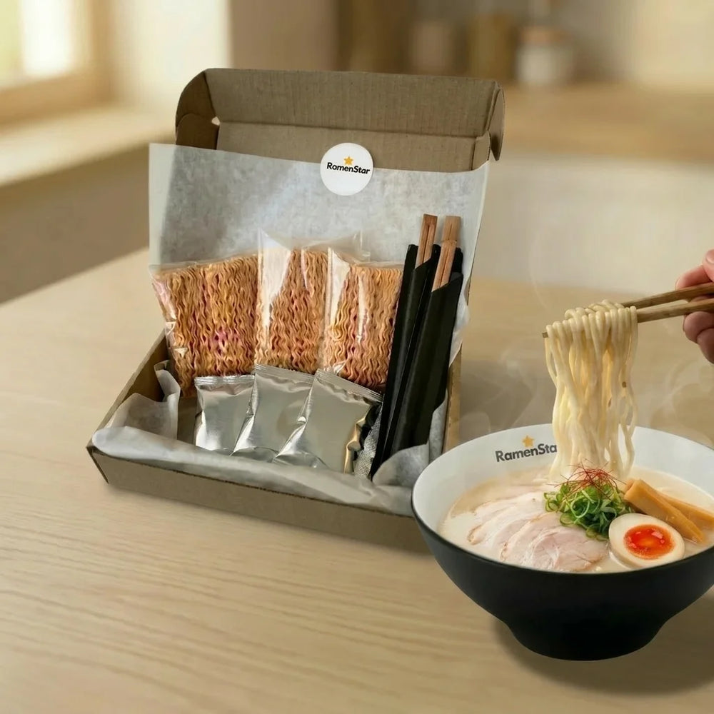 RamenStar Kochset: Offene Box mit Nudeln, Soßen, Stäbchen. Daneben dampfende Ramen-Schüssel mit Huhn, Ei, Bambus. Nudeln werden angehoben – authentische japanische Mahlzeit für zu Hause.