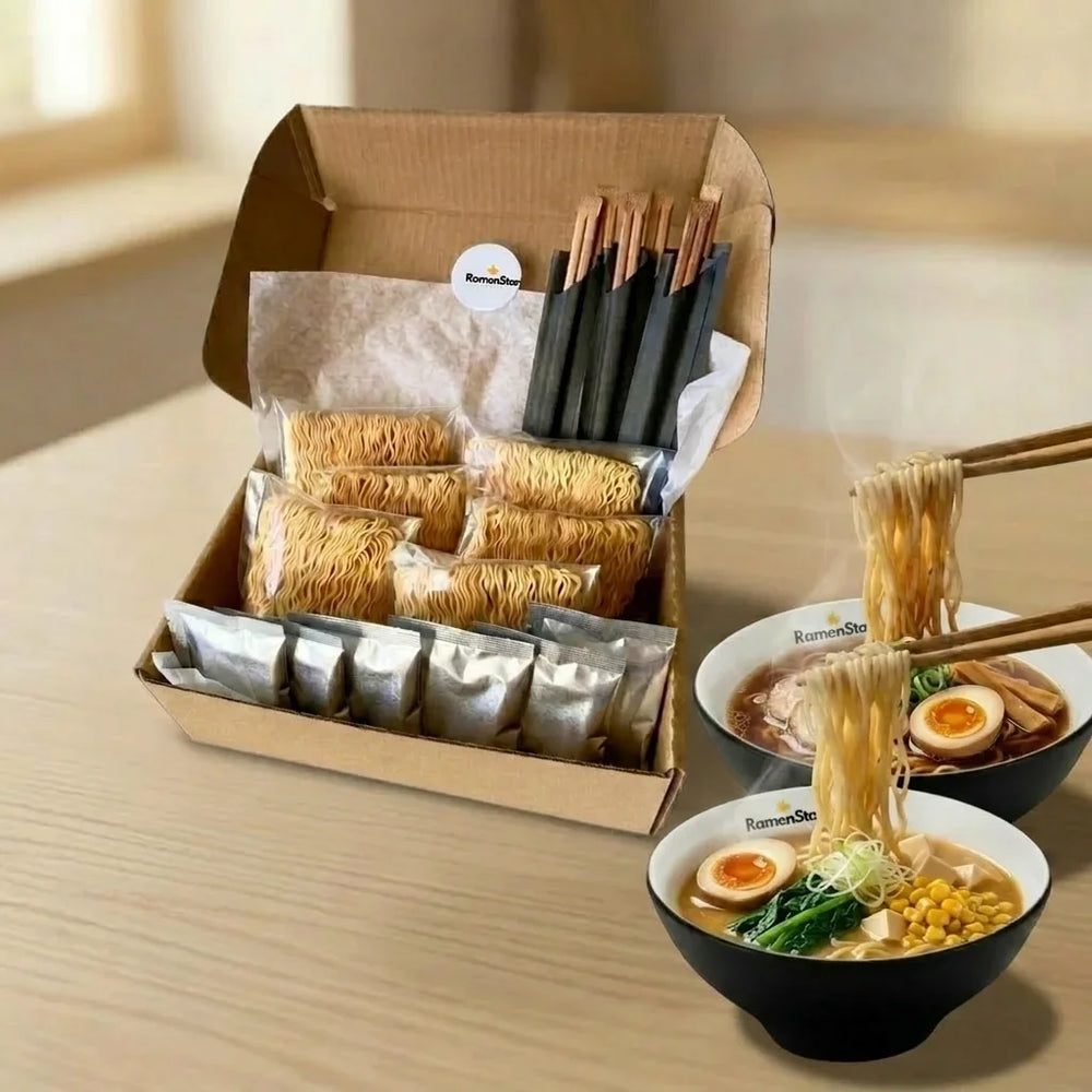 RamenStar Kochbox gefüllt mit sechs verpackten Instant-Ramen-Nudeln, Soßenbeuteln und Essstäbchen. Daneben zwei dampfende Schalen fertiger Ramen mit Ei, Fleisch, Mais und frischem Gemüse, perfekt für ein schnelles japanisches Mahl.