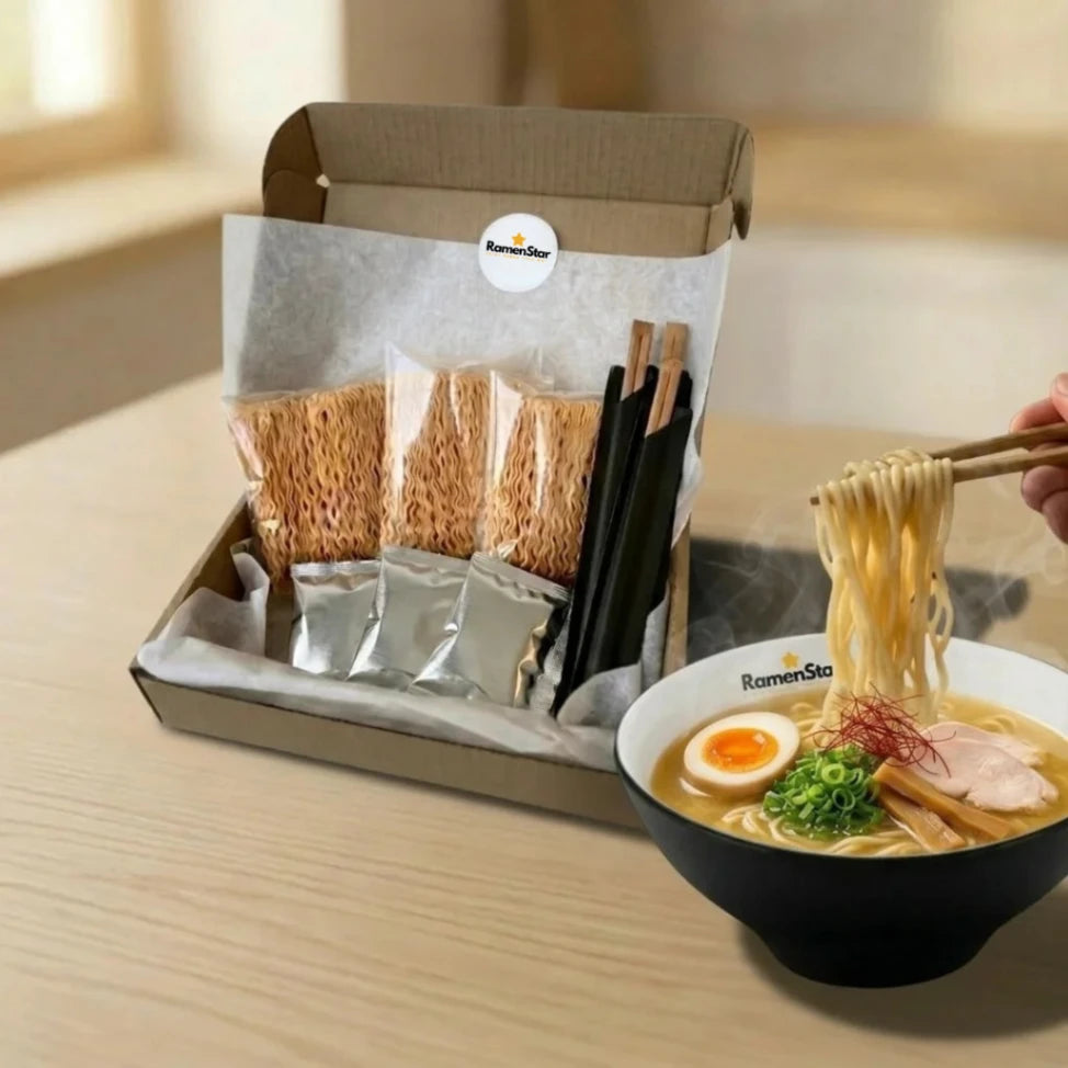RamenStar DIY-Kit mit mehreren Packungen Instant-Ramen, Gewürzbeuteln und Essstäbchen in einer Box, daneben eine dampfende Schale fertig zubereiteter Ramen mit Ei, Hühnchen und frischen Zutaten, ideal für ein authentisches japanisches Nudelerlebnis zu Hause.