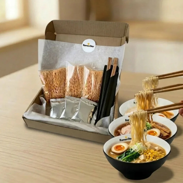 RamenStar Kochbox mit Instant-Nudeln, Saucen und Essstäbchen in einer braunen Box. Drei dampfende Schüsseln fertig zubereiteter Ramen mit Ei, Tofu und Fleisch zeigen das schnelle, authentische Genusserlebnis für zu Hause.