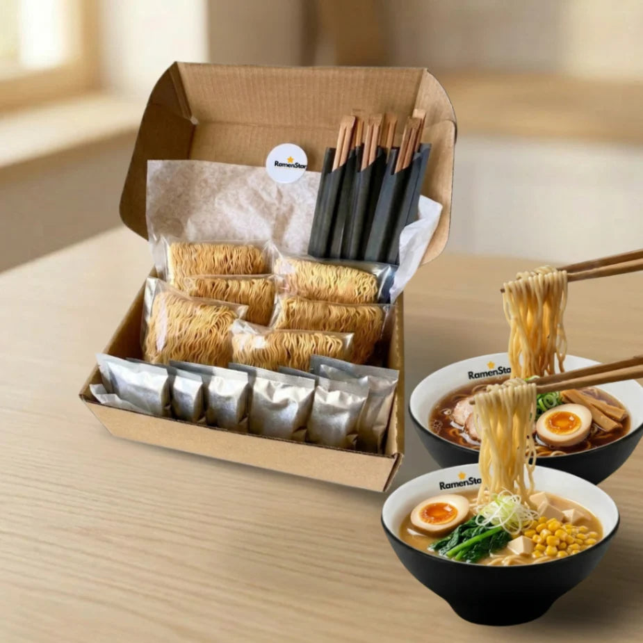 RamenStar Kochbox gefüllt mit sechs verpackten Instant-Ramen-Nudeln, Soßenbeuteln und Essstäbchen. Daneben zwei dampfende Schalen fertiger Ramen mit Ei, Fleisch, Mais und frischem Gemüse, perfekt für ein schnelles japanisches Mahl.