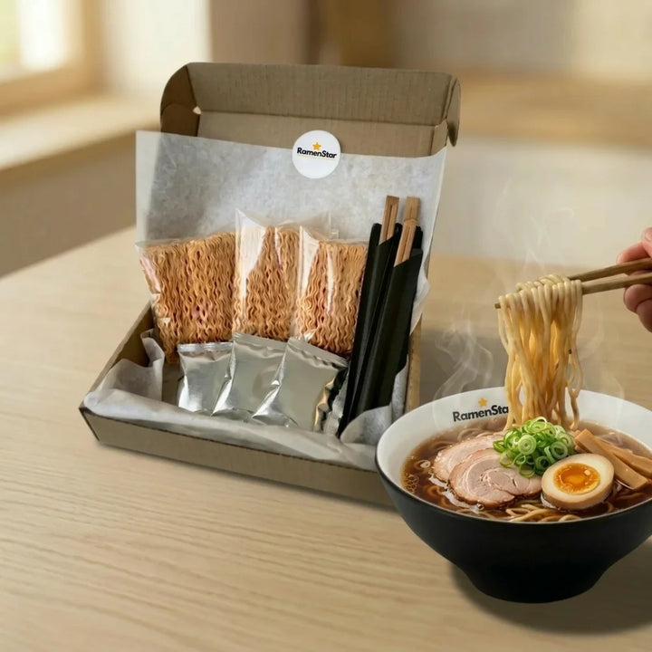 RamenStar Kochbox gefüllt mit sechs verpackten Instant-Ramen-Nudeln, Soßenbeuteln und Essstäbchen. Daneben zwei dampfende Schalen fertiger Ramen mit Ei, Fleisch, Mais und frischem Gemüse, perfekt für ein schnelles japanisches Mahl.