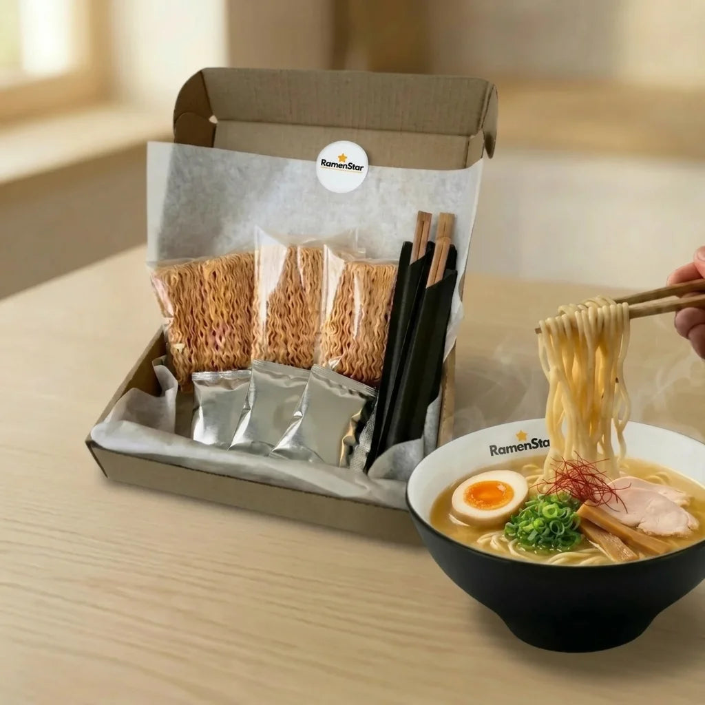 RamenStar DIY-Kit mit mehreren Packungen Instant-Ramen, Gewürzbeuteln und Essstäbchen in einer Box, daneben eine dampfende Schale fertig zubereiteter Ramen mit Ei, Hühnchen und frischen Zutaten, ideal für ein authentisches japanisches Nudelerlebnis zu Hause.