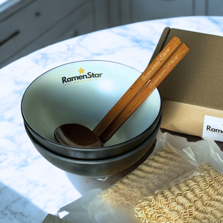 Japanische Ramenschüsseln aus Melamine von Ramenstar mit Holzlöffeln  im Set Frontansicht