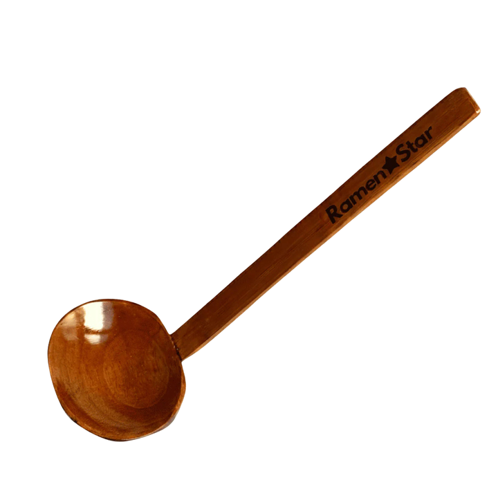 Das Bild zeigt einen traditionell geformten Holzlöffel mit rundem, tiefem Schöpflöffelkopf. Auf dem langen, glatten Griff ist der Schriftzug „Ramen Star“ mit Sternsymbol eingraviert. Die warme Holzmaserung verleiht dem Küchenutensil einen natürlichen, hochwertigen Look. Der Löffel eignet sich ideal zum Servieren von Brühen oder Ramen-Suppen.
