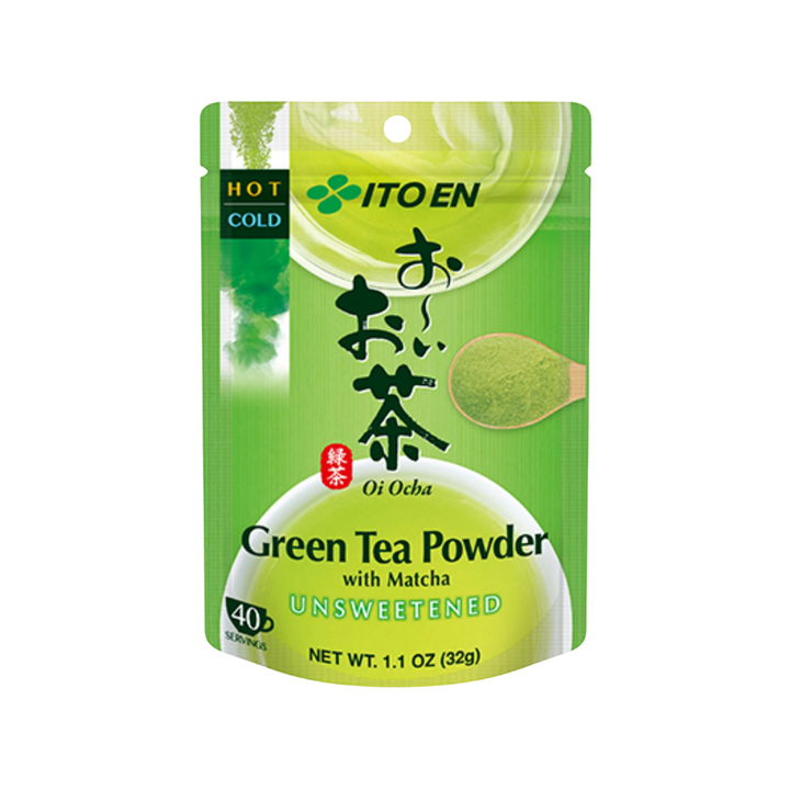 Das Bild zeigt eine grüne Verpackung von „Ito En Oi Ocha Green Tea Powder“ mit Matcha. Das Design enthält japanische Schriftzeichen, einen Löffel mit grünem Teepulver und einen stilisierten Teebecher. Der Tee ist ungesüßt und eignet sich für 40 Portionen, sowohl heiß als auch kalt. Die Verpackung vermittelt Frische und Natürlichkeit.