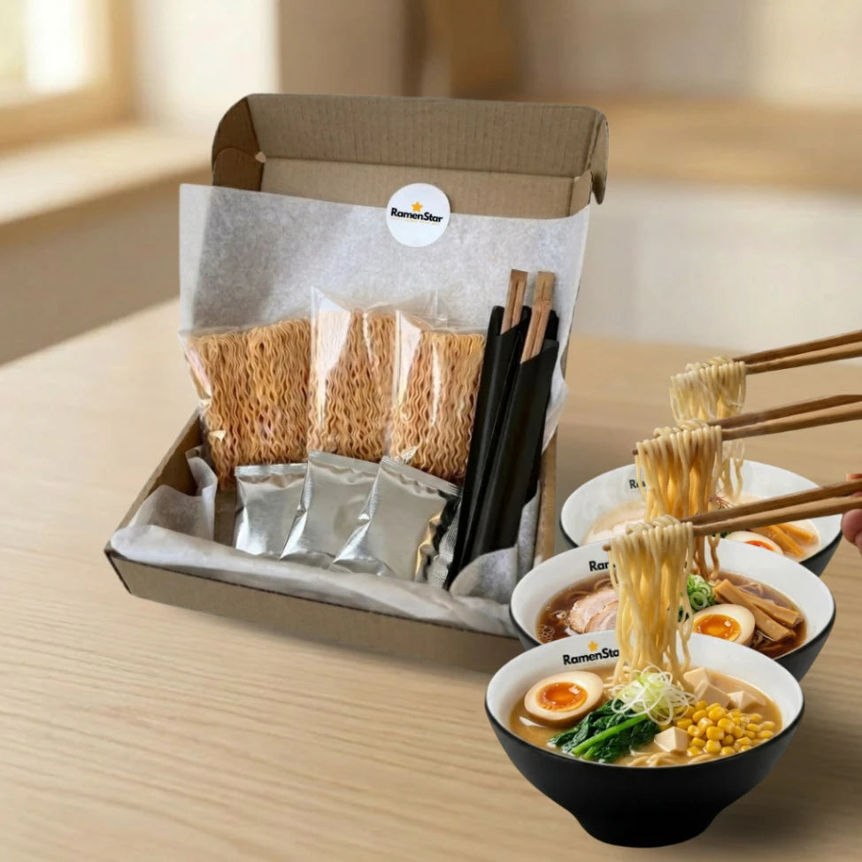 RamenStar Kochbox mit Instant-Nudeln, Saucen und Essstäbchen in einer braunen Box. Drei dampfende Schüsseln fertig zubereiteter Ramen mit Ei, Tofu und Fleisch zeigen das schnelle, authentische Genusserlebnis für zu Hause.