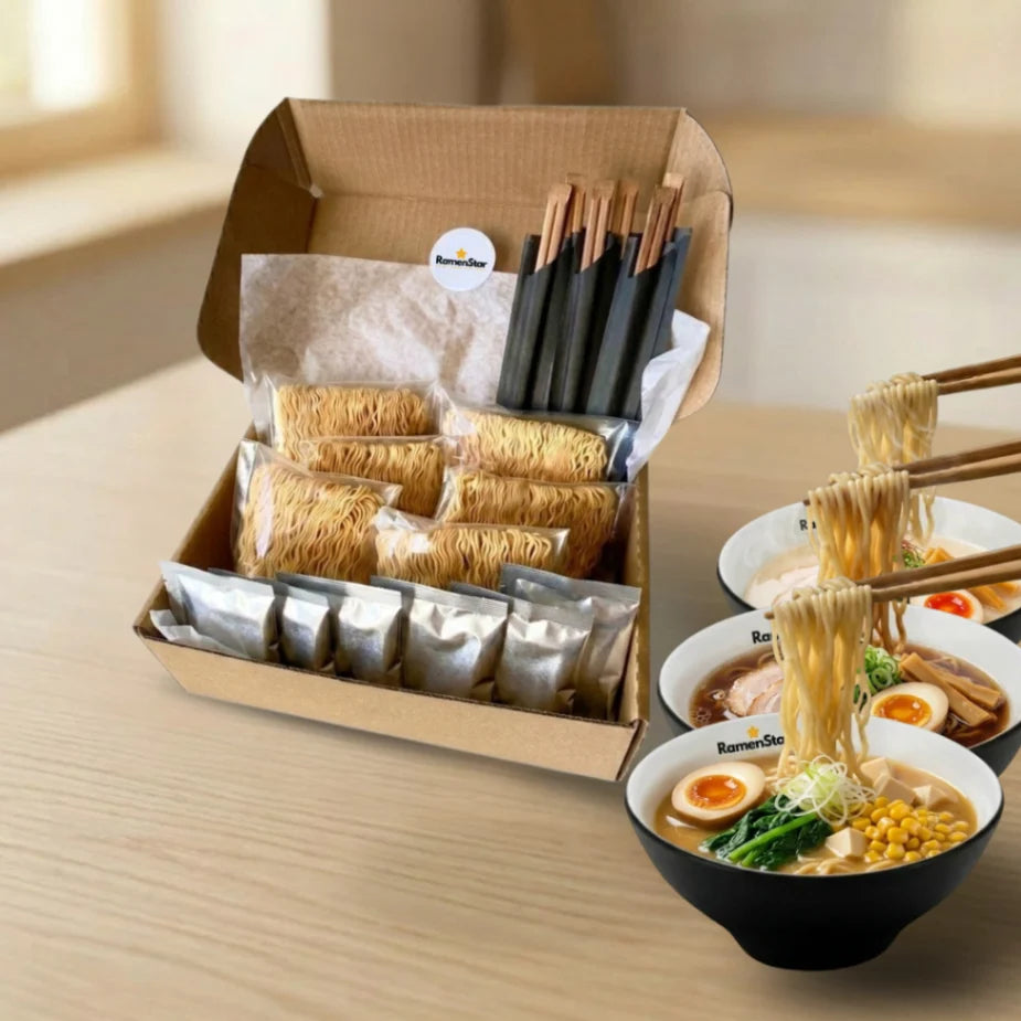Eine geöffnete RamenStar Kochbox zeigt verpackte Nudeln, Soßen und Essstäbchen. Daneben stehen drei appetitliche Ramen-Schalen mit Ei, Mais und Fleisch, wobei Nudeln mit Stäbchen gehoben werden, was die Qualität des Kochkits hervorhebt.