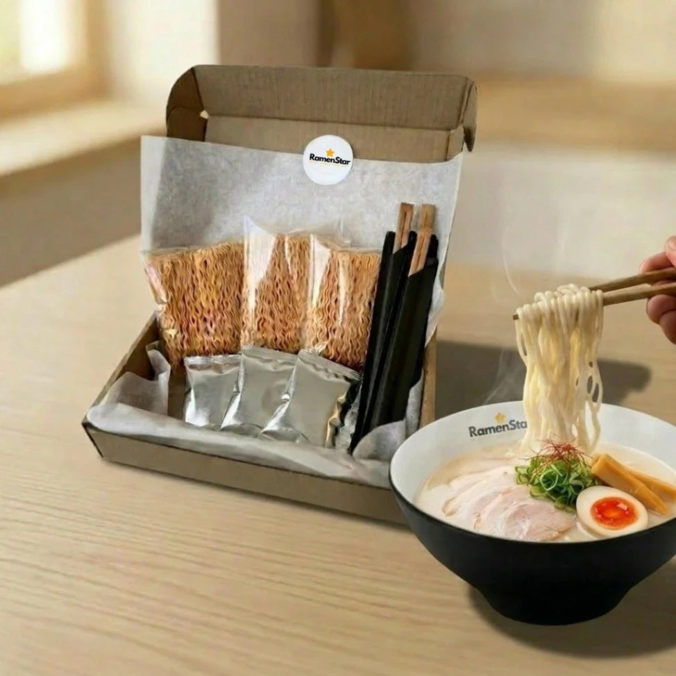 RamenStar Kochset: Offene Box mit Nudeln, Soßen, Stäbchen. Daneben dampfende Ramen-Schüssel mit Huhn, Ei, Bambus. Nudeln werden angehoben – authentische japanische Mahlzeit für zu Hause.