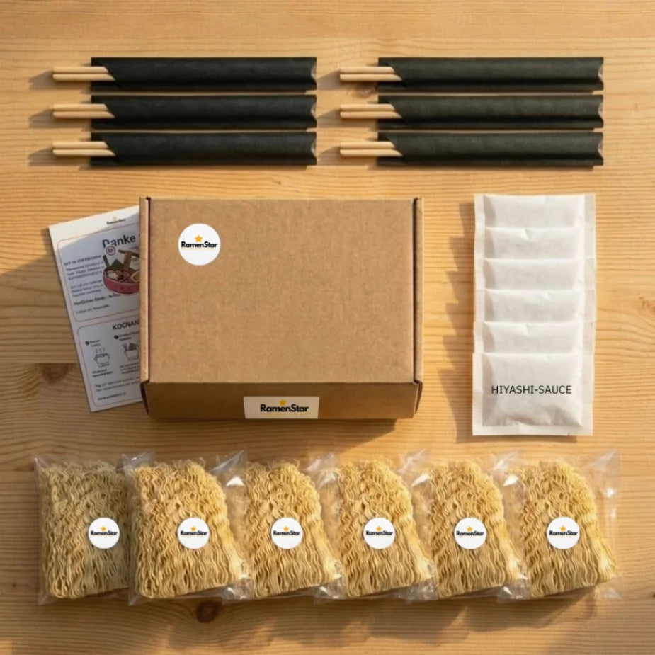 Umfassendes RamenStar Kochbox-Set auf Holztisch, inklusive sechs Packungen Ramen-Nudeln, sechs Paar Essstäbchen, Hiyashi-Sauce, einer Anleitung und einer braunen Box, bereit zur Zubereitung authentischer japanischer Gerichte.