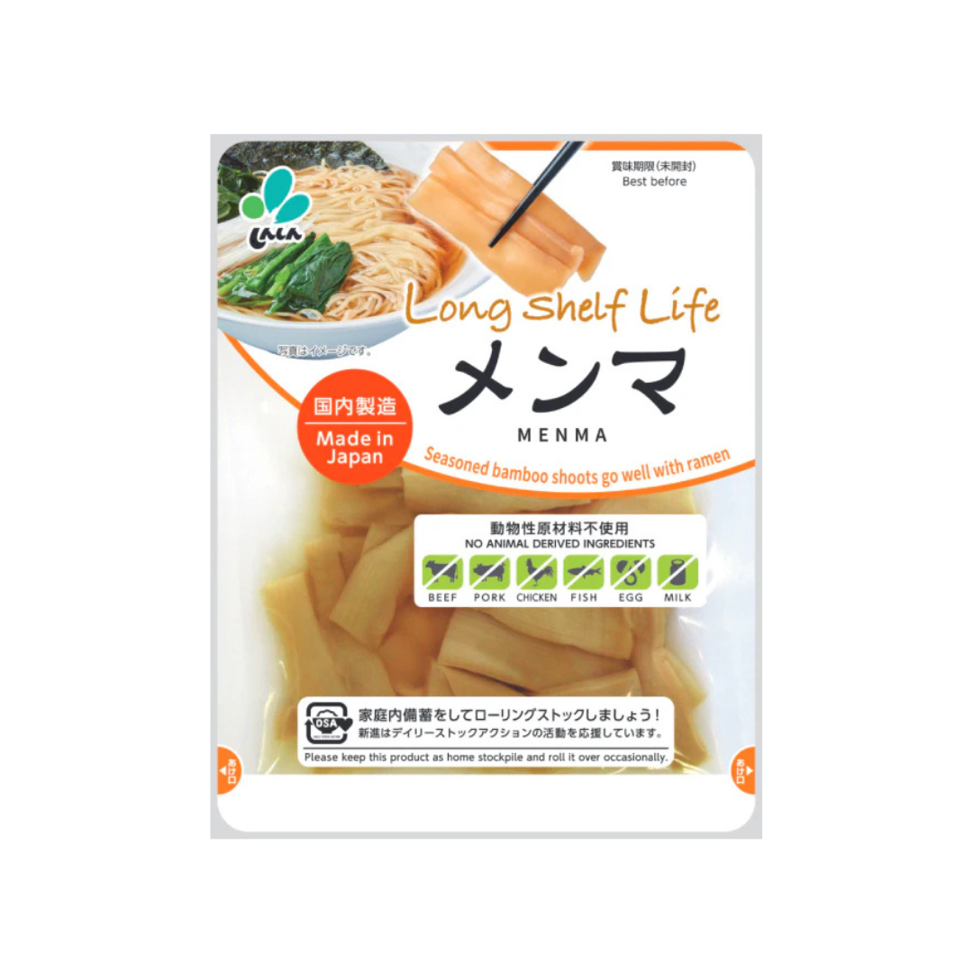 Die Verpackung enthält gewürzte Bambussprossen namens „Menma“, die als Topping für Ramen verwendet werden. Auf dem Etikett steht „Long shelf life“ sowie „Made in Japan“, und ein Symbol zeigt, dass keine tierischen Zutaten enthalten sind. Eine Schüssel Ramen mit Menma ist im oberen Teil abgebildet. Die transparente Folie zeigt die hellen Bambusstreifen im Inneren.