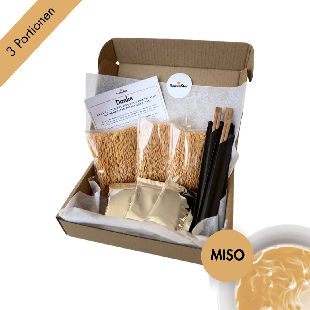 Das Bild zeigt ein Ramen-Kit von RamenStar für drei Portionen mit Miso-Geschmack in einer offenen, braunen Versandbox. Enthalten sind drei Päckchen gewellte Ramen-Nudeln, drei silberne Suppenbasis-Beutel, drei Paar Essstäbchen und eine Dankeskarte. Unten rechts ist eine Schüssel mit cremiger Misosuppe als Serviervorschlag abgebildet. Das Set vermittelt eine hochwertige, japanisch inspirierte Kochbox für zuhause.