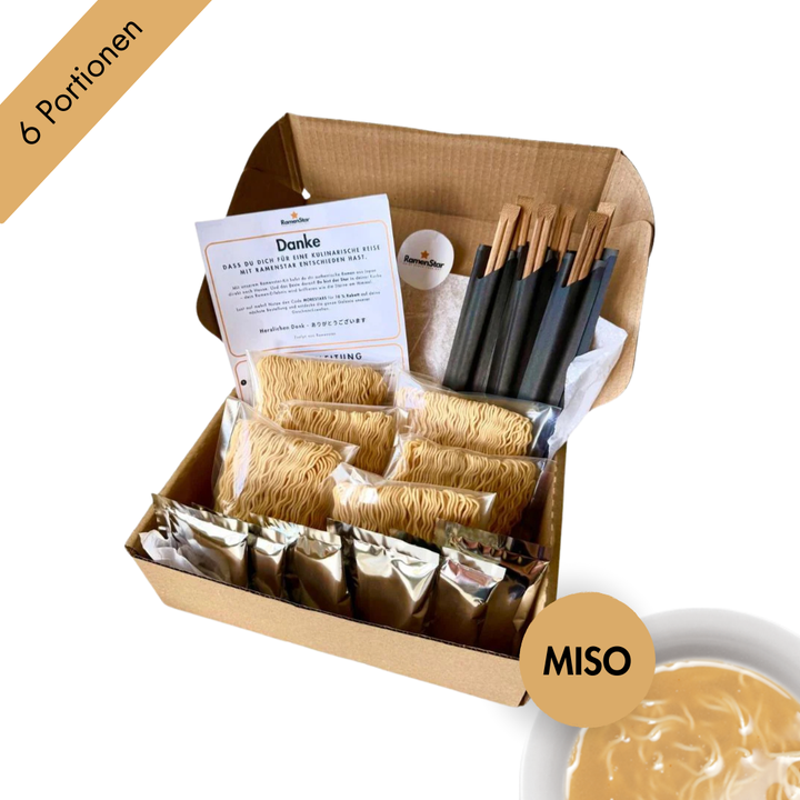 Das Bild zeigt ein Ramen-Kit von RamenStar für sechs Portionen mit Miso-Geschmack, verpackt in einer braunen Versandbox. Enthalten sind sechs Päckchen Ramen-Nudeln, sechs glänzende Suppenbasis-Beutel, sechs Paar Essstäbchen sowie eine Dankeskarte. Unten rechts befindet sich eine Abbildung mit cremiger Miso-Ramensuppe und dem Hinweis „MISO“. Das Set bietet eine vollständige Mahlzeit für mehrere Personen.