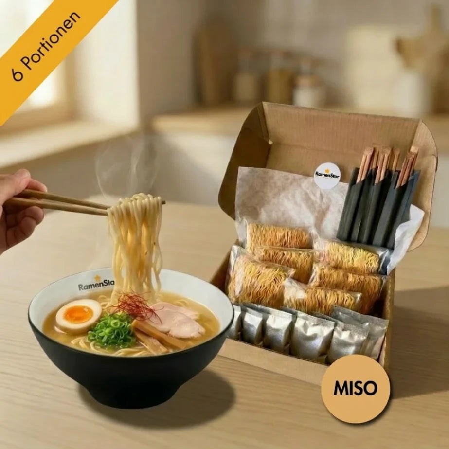 Dampfende Miso Ramen Nudeln werden mit Stäbchen aus einer Schüssel mit Ei, Hühnchen und Frühlingszwiebeln gehoben. Daneben steht eine offene RamenStar Kochbox für 6 Portionen, gefüllt mit trockenen Nudeln, Brühenpaste und Essstäbchen für ein authentisches Mahl.