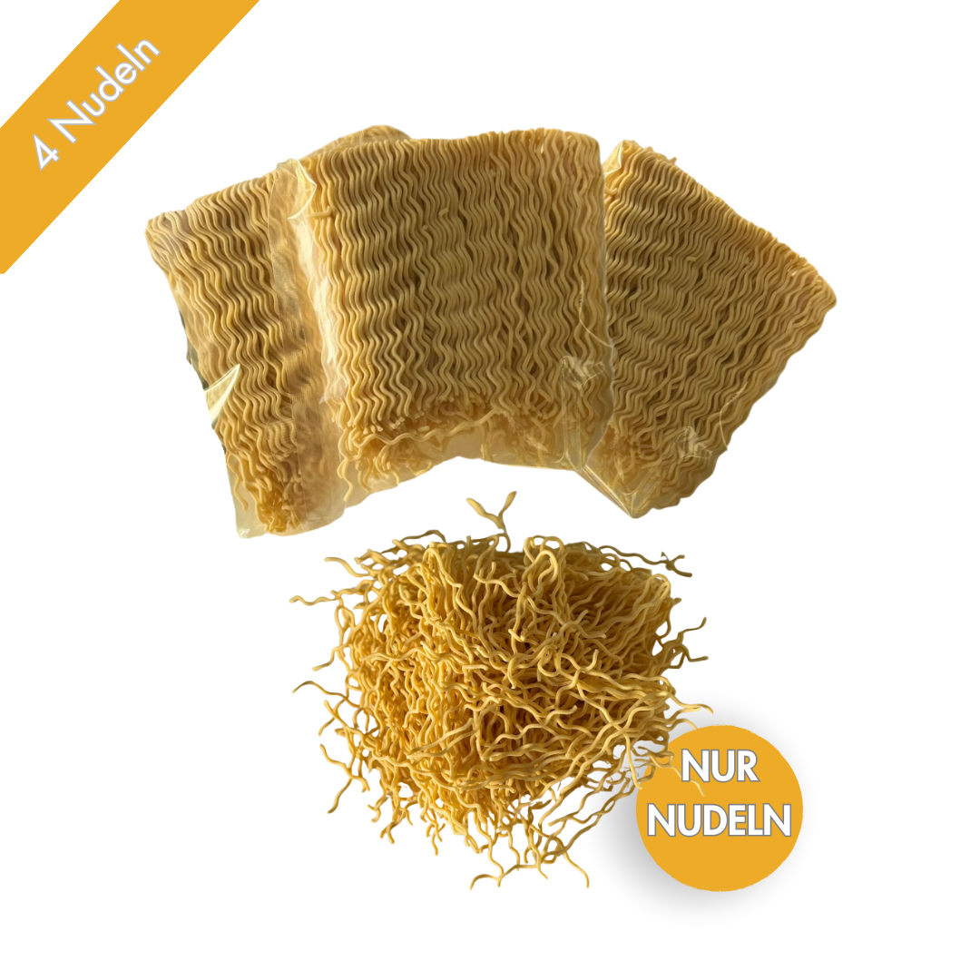 Das Bild zeigt vier Packungen hochwertiger weicher Ramen-Nudeln nebeneinander platziert, ergänzt durch einen Haufen ungekochter, loser Nudeln im Vordergrund. Die Verpackung ist durchsichtig und lässt die gewellte weiche Textur der Nudeln gut erkennen. Zwei auffällige grafische Elemente – ein oranger Balken mit „4 Nudeln“ und ein Kreis mit „Nur Nudeln“ – geben zusätzliche Informationen. Die Szene ist minimalistisch und auf das Produkt fokussiert.