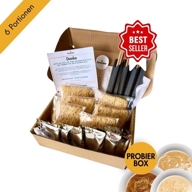 Das Bild zeigt die RamenStar Probierbox mit sechs Portionen in einer offenen Kartonverpackung, inklusive Nudeln, Suppenbasen, Stäbchen und Begrüßungskarte. Ein rotes „Best Seller“-Badge ist prominent auf der rechten Seite platziert. Unten rechts visualisieren drei Schüsseln mit verschiedenen Brühen sowie ein „Probierbox“-Label die enthaltenen Geschmacksrichtungen. Die Box bietet eine vielfältige Auswahl für Ramen-Liebhaber.