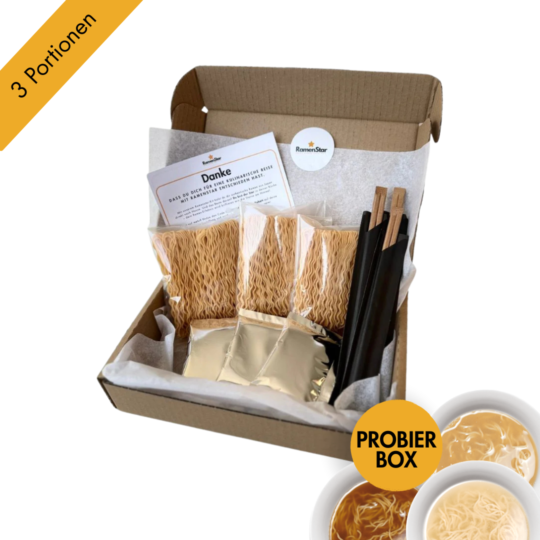 Das Bild zeigt eine RamenStar Probierbox für drei Portionen, die in einer offenen Kartonbox präsentiert wird. Enthalten sind drei Bündel Ramen-Nudeln, drei silberne Suppenbeutel, drei Paar Essstäbchen sowie eine Dankeskarte. Unten rechts befindet sich ein gelber Kreis mit der Aufschrift „Probierbox“ und drei angedeutete Suppenschalen mit verschiedenen Brühen. Ideal zum Kennenlernen unterschiedlicher Ramen-Geschmacksrichtungen.