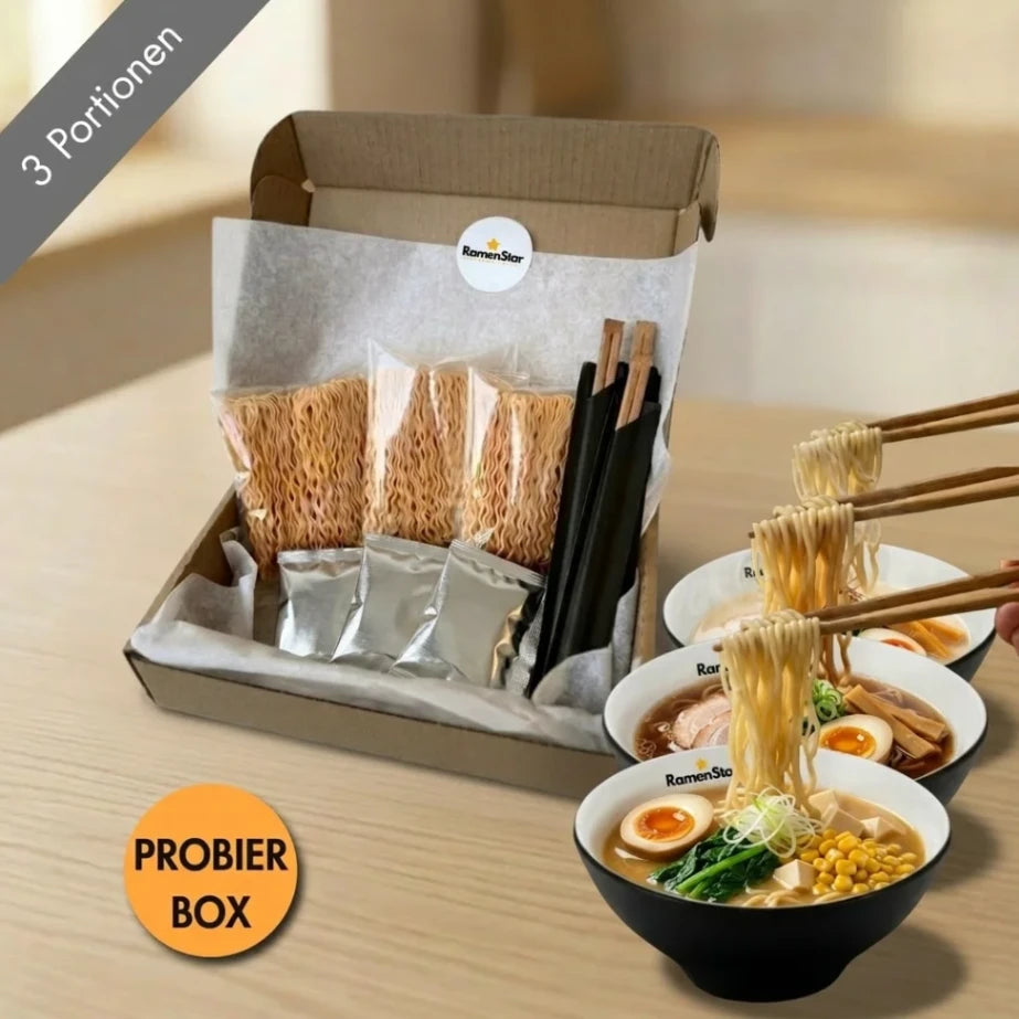 RamenStar Probierbox mit drei Packungen ungekochter Nudeln und Saucen. Daneben appetitlich angerichtete Ramen-Schüsseln mit Ei, Fleisch, Mais, Tofu und Gemüse, Essstäbchen heben Nudeln.