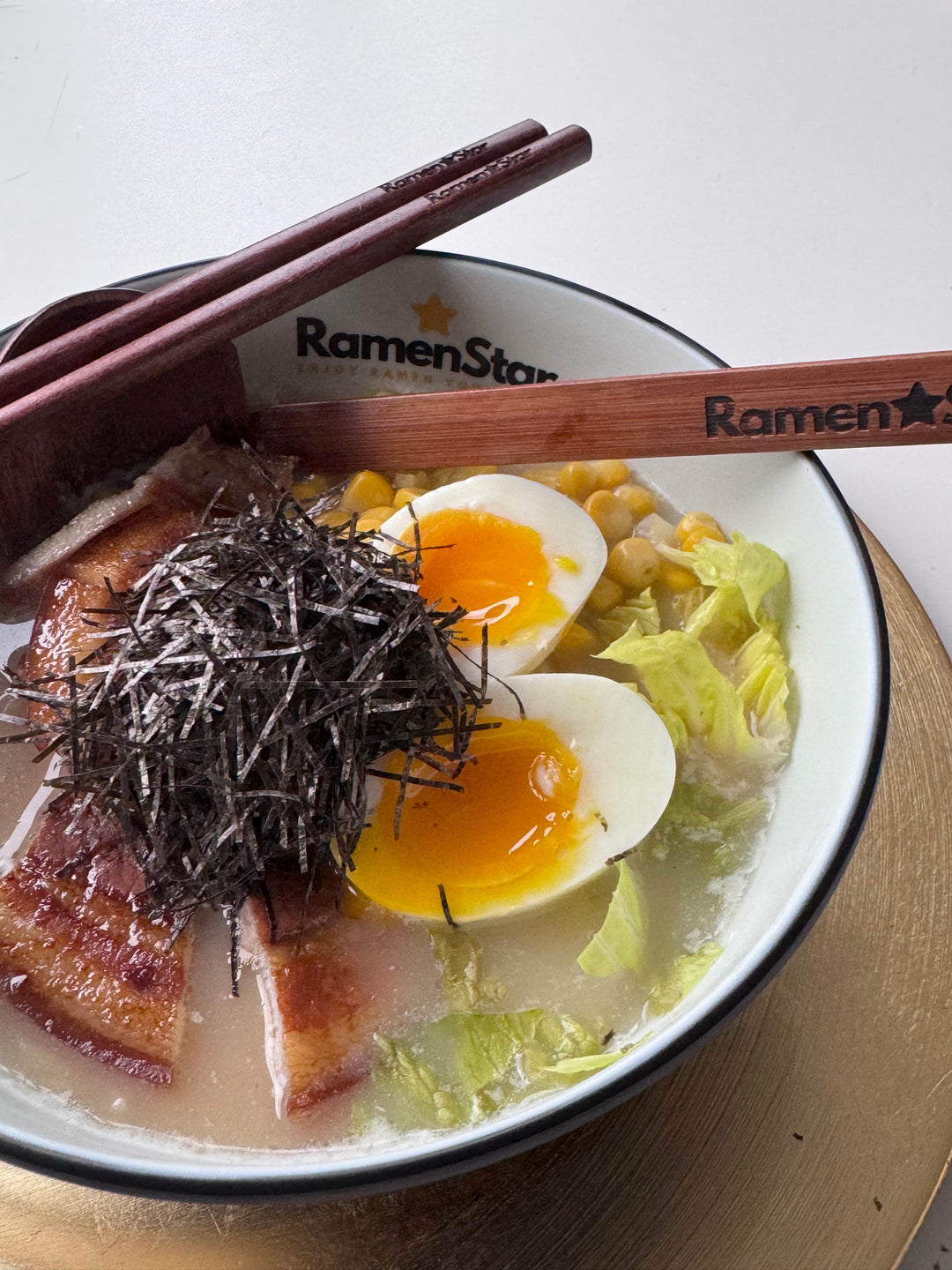 Kizami Nori geschnittene Algen als asiatisches Topping für Ramen und Reisgerichte in einer bowl von ramenstar mit ramen und eiern