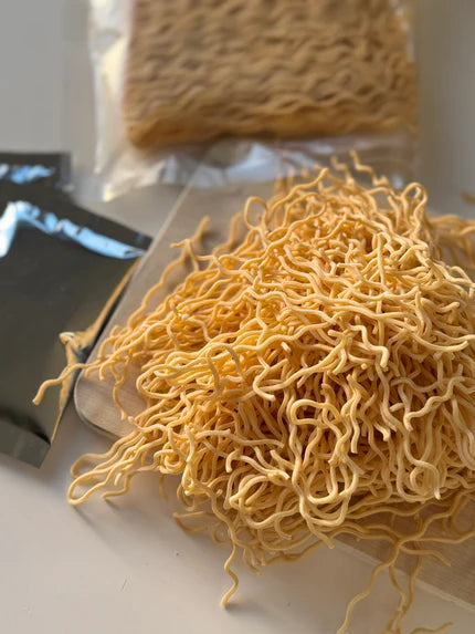 Frische Ramenstar Ramen Nudeln ausgepackt mit frischer Textur.