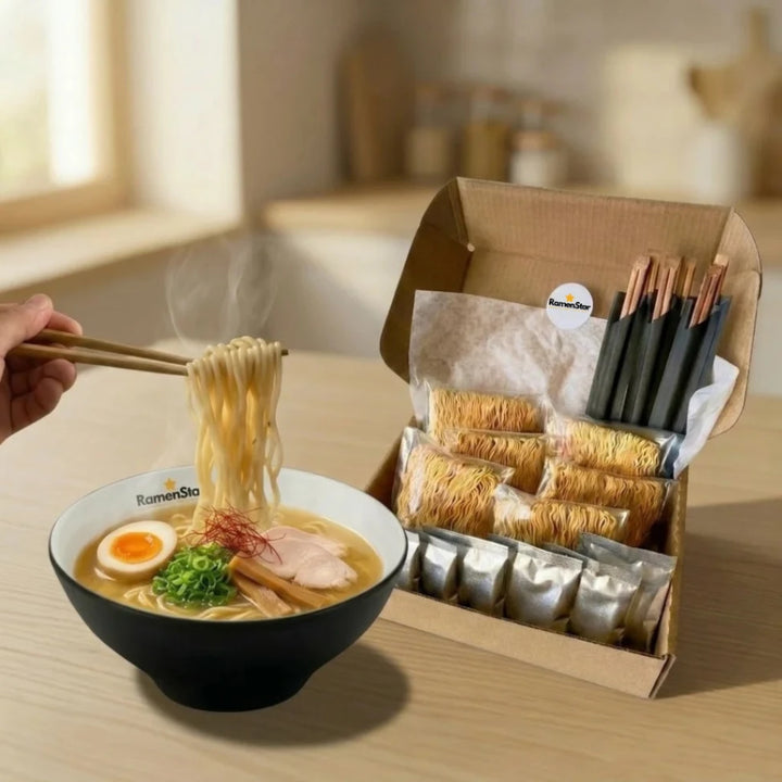 Dampfende Ramen-Nudeln werden mit Stäbchen aus einer schwarzen Schale mit Ei, Hähnchen, Lauchzwiebeln und Bambus gehoben, neben einer offenen RamenStar-Lieferbox mit allen Zutaten und Essstäbchen für ein japanisches Mahl.