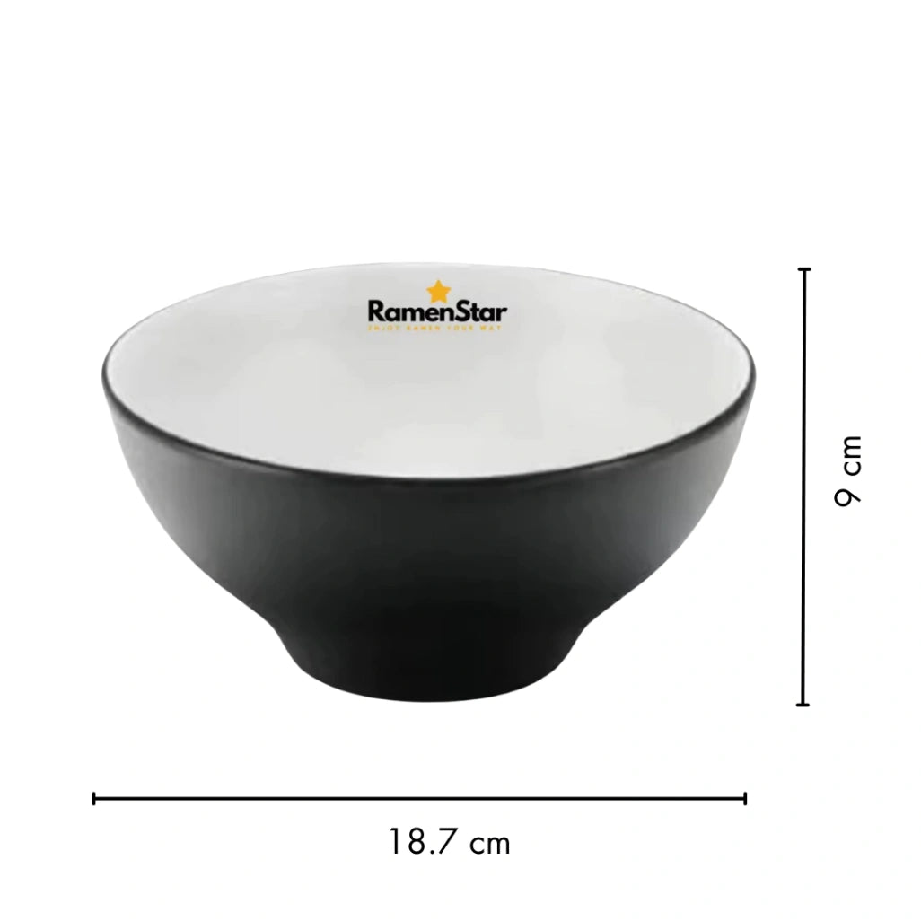 Hochwertige RamenStar Ramenschale in elegantem Mattschwarz außen und glänzendem Weiß innen, inklusive Logo. Maße: 18,7 cm Durchmesser, 9 cm Höhe, perfekt für Ramen.