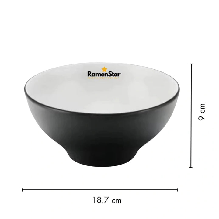 Hochwertige RamenStar Ramenschale in elegantem Mattschwarz außen und glänzendem Weiß innen, inklusive Logo. Maße: 18,7 cm Durchmesser, 9 cm Höhe, perfekt für Ramen.
