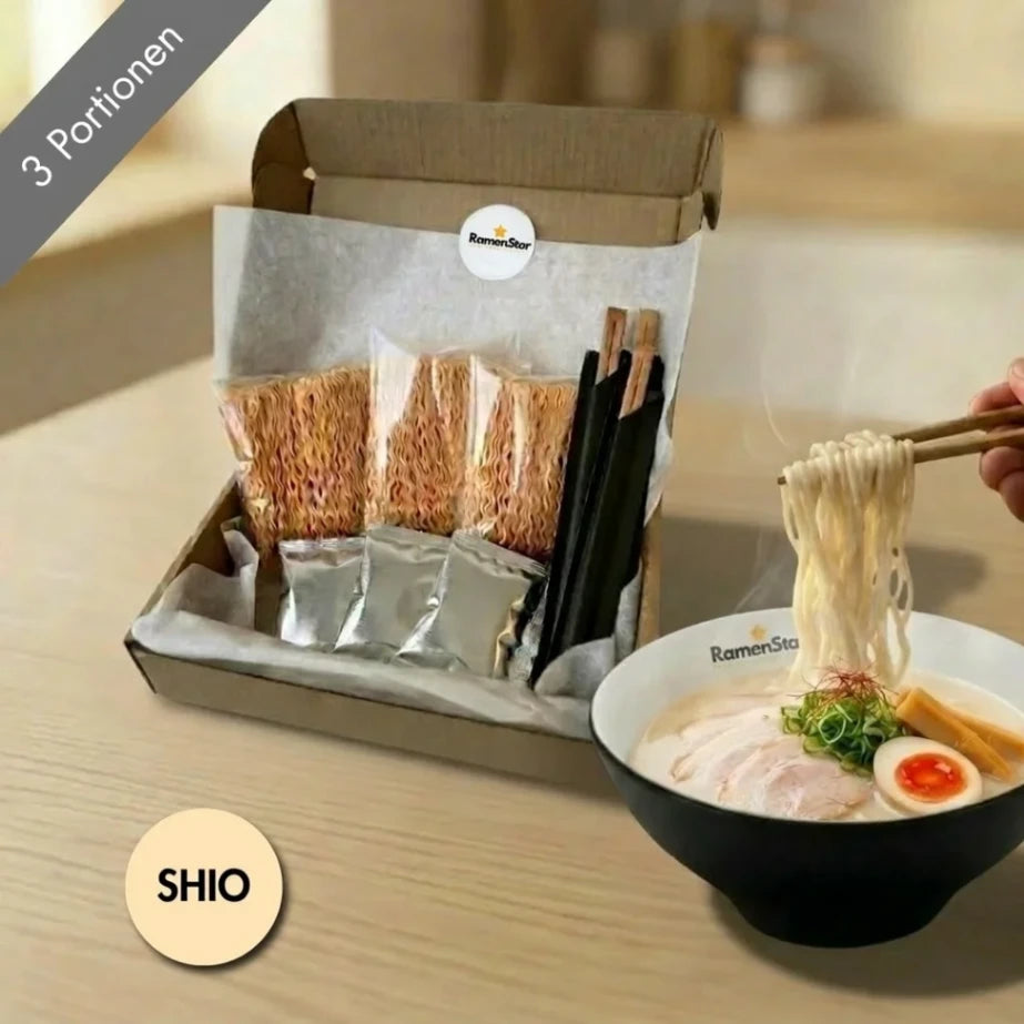 RamenStar Shio Ramen Koch-Set (3 Portionen): Box mit Nudeln und Zutaten. Daneben eine dampfende, fertig zubereitete Shio Ramen Schale, garniert mit Huhn, Ei und Bambussprossen.