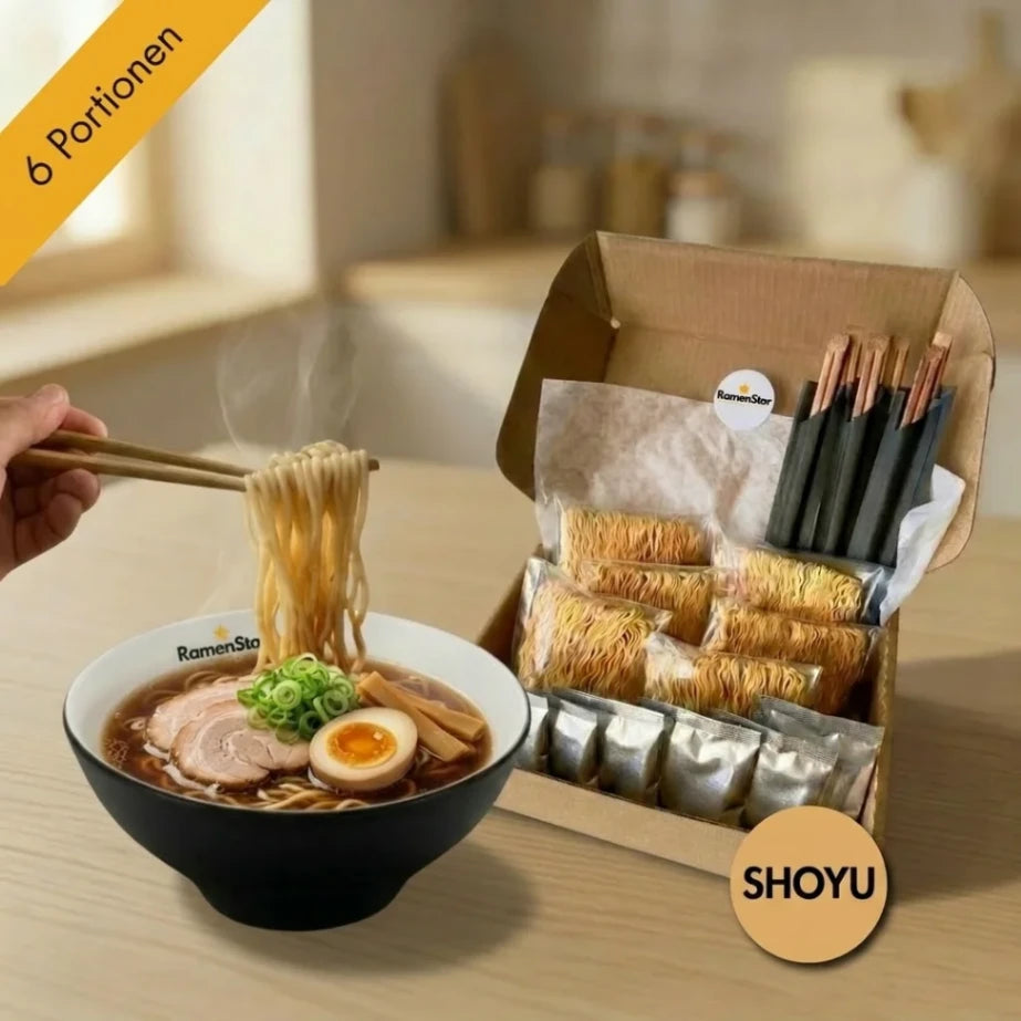 Eine Hand hebt dampfende Shoyu Ramen Nudeln aus einer Schale mit Chashu und Ei. Daneben zeigt die RamenStar-Box sechs Portionen Nudeln, Brühe und Stäbchen für authentischen Ramen-Genuss zu Hause.
