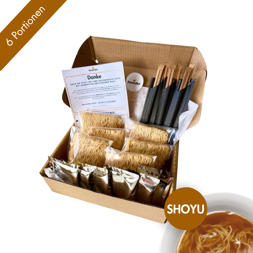Das Bild zeigt eine RamenBox von RamenStar mit sechs Portionen Shoyu-Ramen in einer offenen Kartonverpackung. Enthalten sind sechs Pakete gewellte Nudeln, sechs silberne Suppenbasen, sechs Paar Essstäbchen und eine Dankeskarte. In der unteren rechten Ecke befindet sich eine Suppenschale mit dunkler Sojasaucen-Brühe sowie ein braunes Label mit der Aufschrift „SHOYU“. Ideal für alle, die klassische japanische Ramen mit Sojasauce genießen möchten.