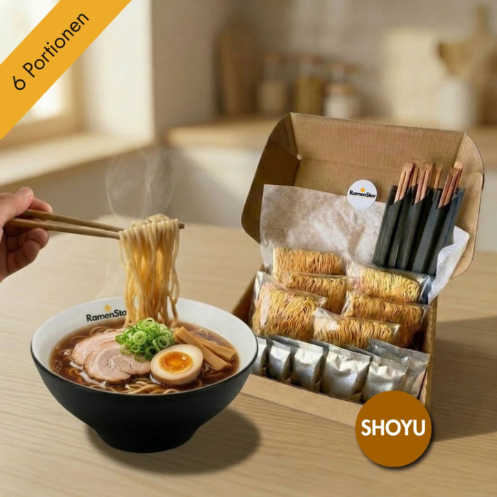Ein köstliches RamenStar Shoyu Ramen Kochset mit 6 Portionen, bestehend aus einer dampfenden Schale frischer Nudeln mit Chashu, Ei und Bambussprossen, während eine Hand Nudeln mit Essstäbchen heraushebt. Daneben steht die offene Box mit verpackten Zutaten.
