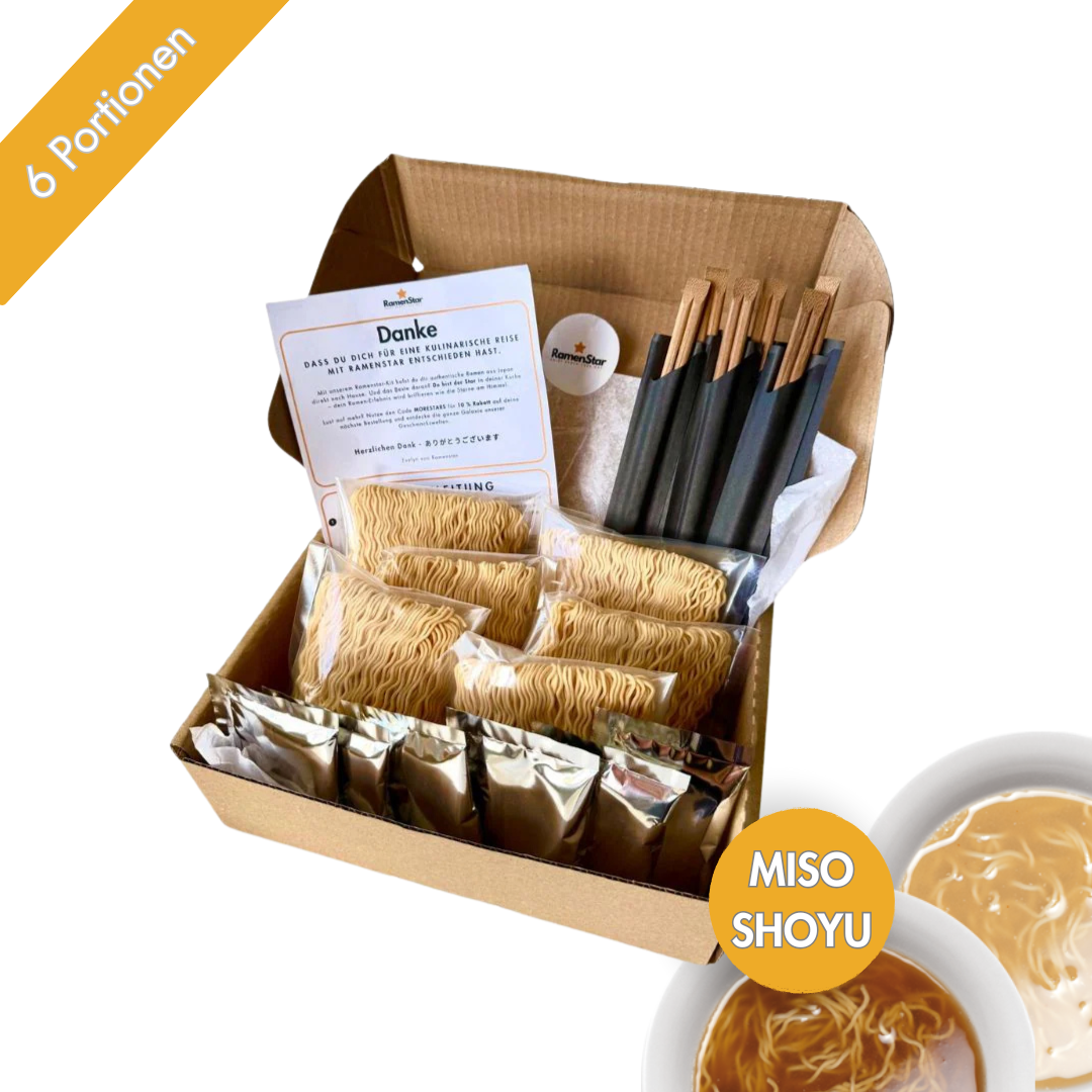 Ein geöffneter Versandkarton zeigt ein Ramen-Set mit sechs Portionen, bestehend aus verpackten Nudeln, silbernen Suppenpäckchen, Essstäbchen und einer Dankeskarte. Die Komponenten sind ordentlich angeordnet, was das hochwertige und durchdachte Produktdesign betont. In der unteren Ecke sind zwei Schalen mit fertiger Ramen-Suppe in den Sorten Miso und Shoyu abgebildet. Ein gelber Banner oben links weist auf „6 Portionen“ hin à drei Miso und drei Shoyu.