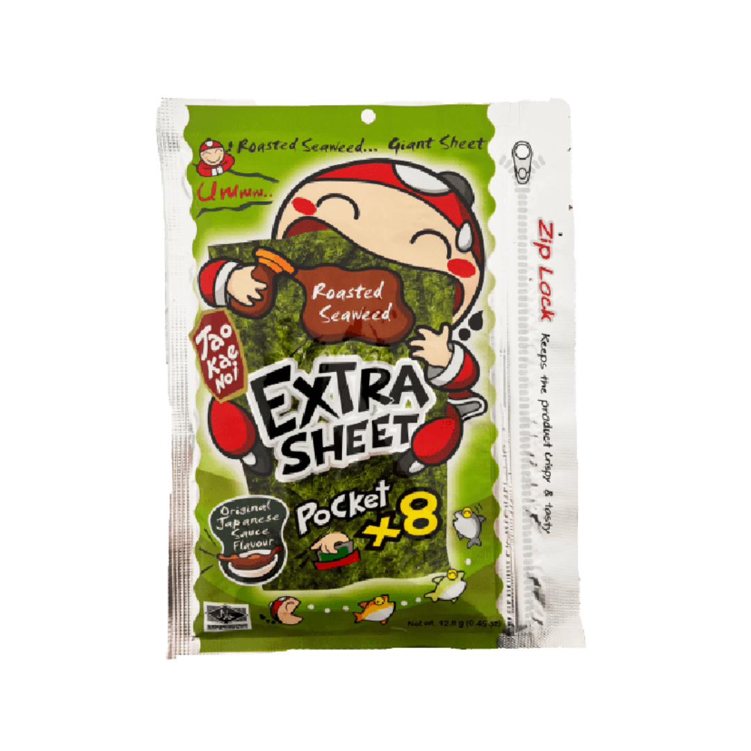 Die Verpackung zeigt ein Produkt namens „Extra Sheet“ mit geröstetem Seetang in Original Japanese Sauce Flavour. Ein Comic-Charakter beißt genüsslich in ein großes Stück Seetang, während im Hintergrund bunte Illustrationen und Schriftzüge hervorstechen. Die Verpackung ist überwiegend grün und mit einem praktischen Zip-Lock-Verschluss ausgestattet. Das Design spricht vor allem junge Konsumenten an und wirkt verspielt und auffällig.