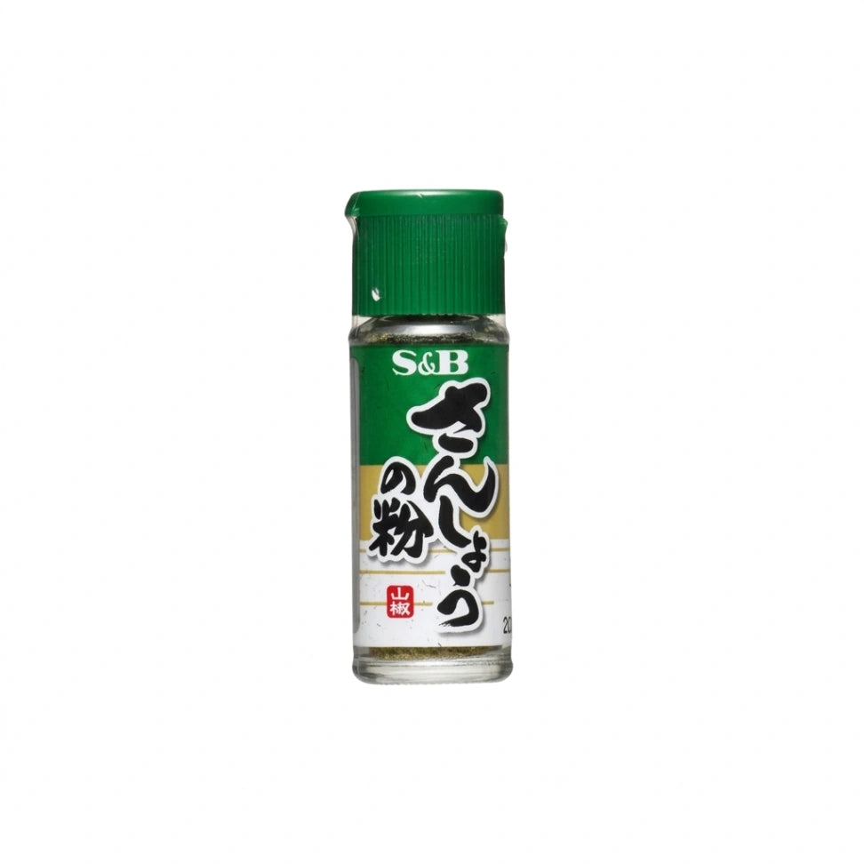 S&B Sansho Pulver, japanischer Pfeffer, in einem kleinen Glasfläschchen mit grünem geripptem Schraubverschluss. Das grün-beige Etikett zeigt japanische Schriftzeichen und das S&B-Logo. Ein vielseitiges Gewürz für asiatische Gerichte.